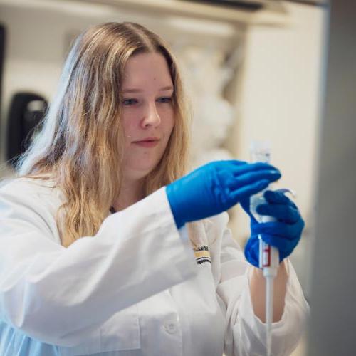 Student working in the lab at MU 韦恩堡 within PGx Program